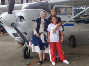A la derecha, la  Dra. Betty Rodríguez junto a la Hermana Ruth Segarra (izquierda).