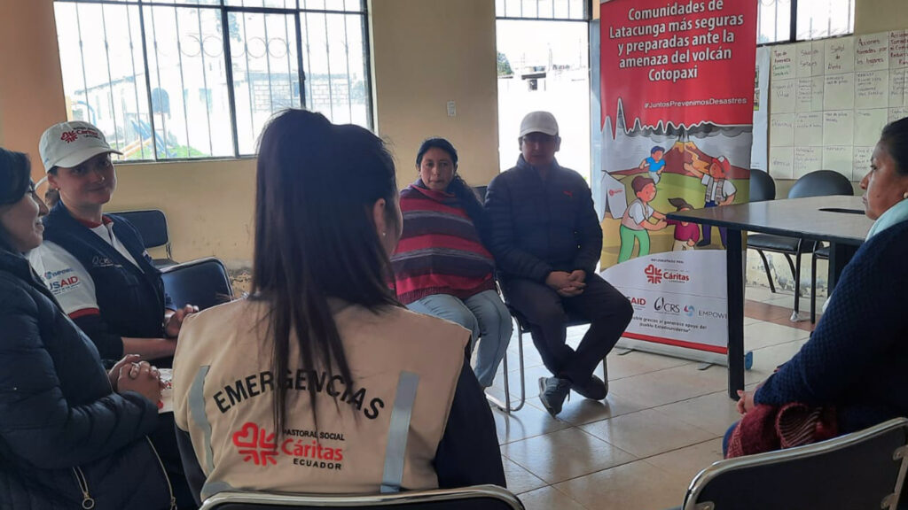 Cáritas Latacunga capacita a las comunidades de Cotopaxi ante una posible erupción volcánica