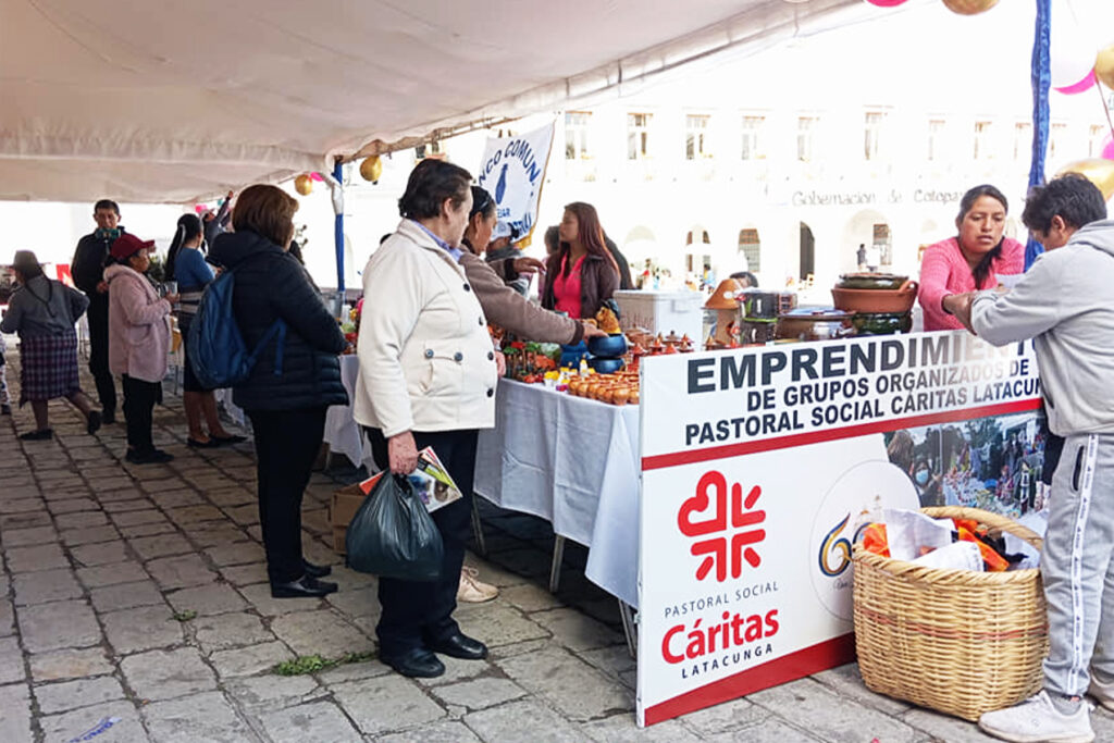 Cáritas Latacunga realizó una feria de emprendimientos